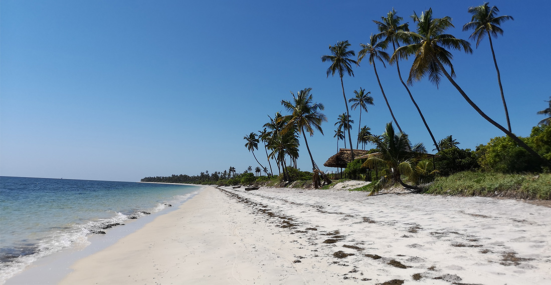 Menschenleerer Strand am Chengeni Beach Resort