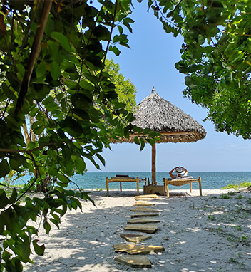 Sonnenschirm am Chengeni Beach